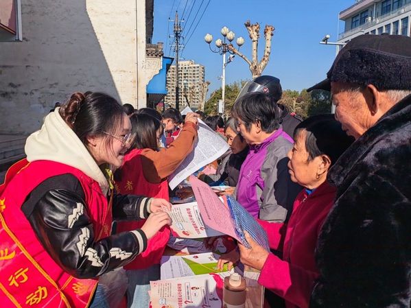 暖冬行动在街头 温情宣传暖民心